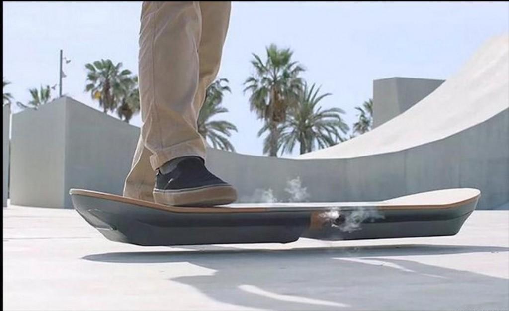 O 'hoverboard' cria um campo magn&eacute;tico que permite elevar-se gra&ccedil;as a supercondutores resfriados com hidrog&ecirc;nio, que produzem uma pequena nuvem branca ao redor do aparelho ( Reprodução)