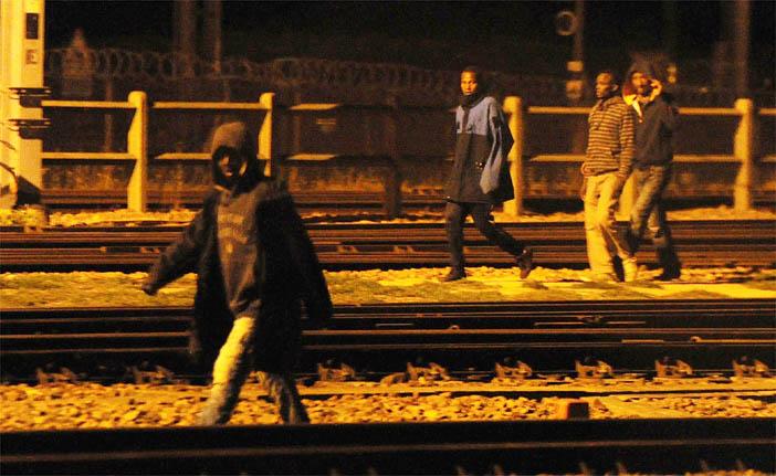 Imigrantes andam sobre os trilhos do Eurot&uacute;nel na regi&atilde;o de Calais durante a madrugada desta ter&ccedil;a-feira (4) (France Press)