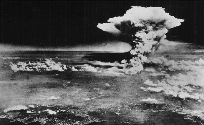 Nuvem at&ocirc;mica da bomba lan&ccedil;ada em Hiroshima, que acredita ter sido formada cerca de 30 minutos ap&oacute;s a detona&ccedil;&atilde;o ( Reprodução)