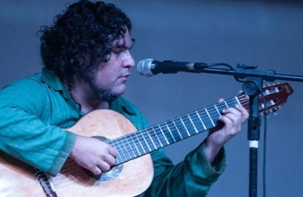 O m&uacute;sico Adriano Dias: viol&atilde;o de 7 cordas (  Divulgação)