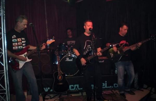 Apresenta&ccedil;&atilde;o da banda Retrovitrola ( Divulgação)