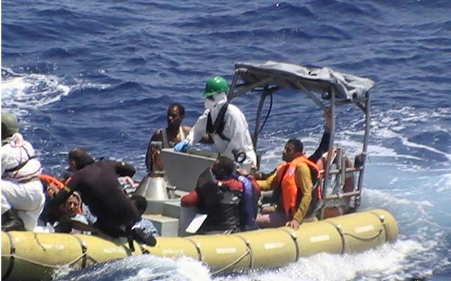 Os 367 sobreviventes do naufr&aacute;gio na quarta de um barco de migrantes na costa da L&iacute;bia, que deixou mais de 200 desaparecidos, viajavam nesta quarta em um navio militar para a cidade italiana de Palermo (  AFP)