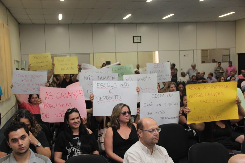 Ex-funcion&aacute;rios p&uacute;blicos de Americana, protestam contra demiss&otilde;es na C&acirc;mara Municipal da cidade (  Divulgação)