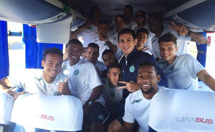 Os jogadores durante o embarque para Londrina, onde o time treina nesta sexta-feira (7) (Divulgação/Guarani FC)