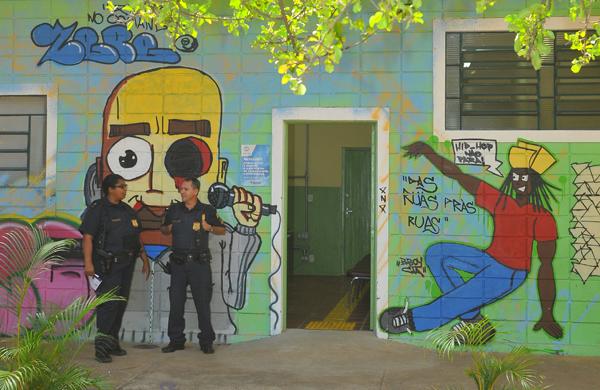 Centro de Arte e Cultura no Jd. Rosol&eacute;m, em Hortol&acirc;ndia: Guarda Municipal acompanhou troca de fechaduras ( César Rodrigues/ AAN)