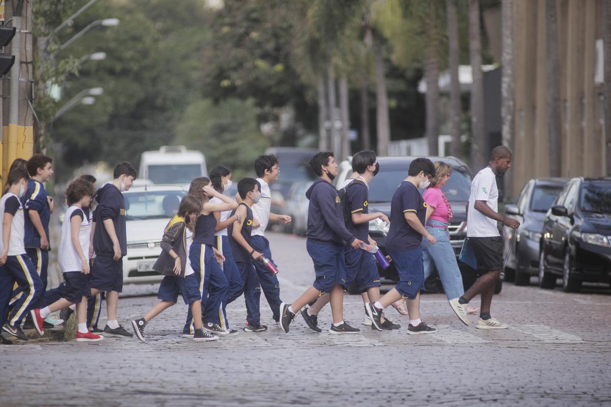 Estudantes na faixa de pedestre da Rua Maria Monteiro, no Cambuí: reforço para mais atenção e celular guardado (Kamá Ribeiro)