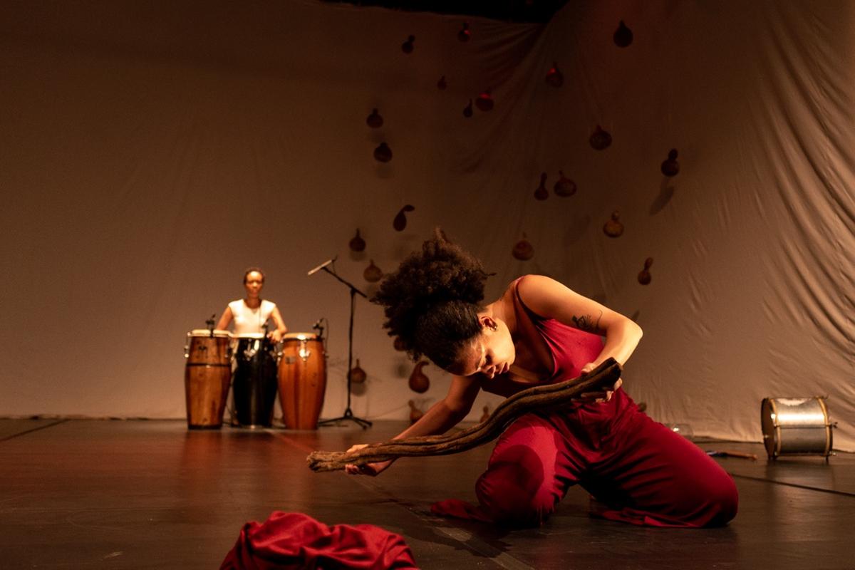 Cena do espetáculo Imalẹ̀ Inú Ìyágbà, criado pela bailarina Adnã Ionara e que tem direção de Mariana Andraus (Leo Lin)