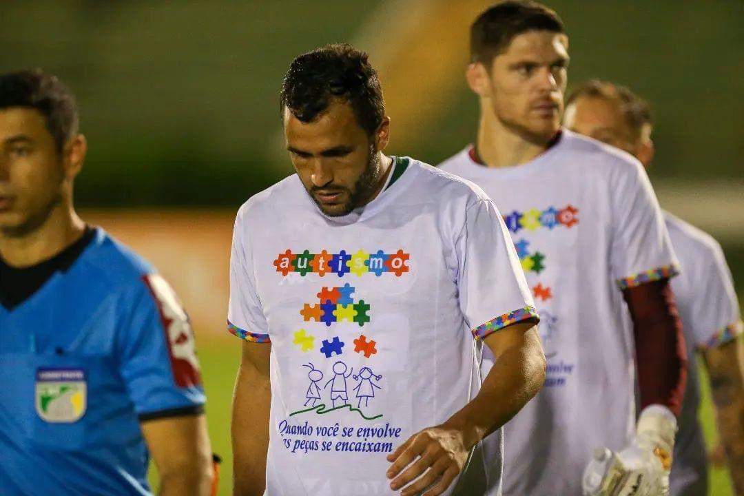 Jogadores do Guarani vestem camisa promocional da campanha Abril Azul (Divulgação)