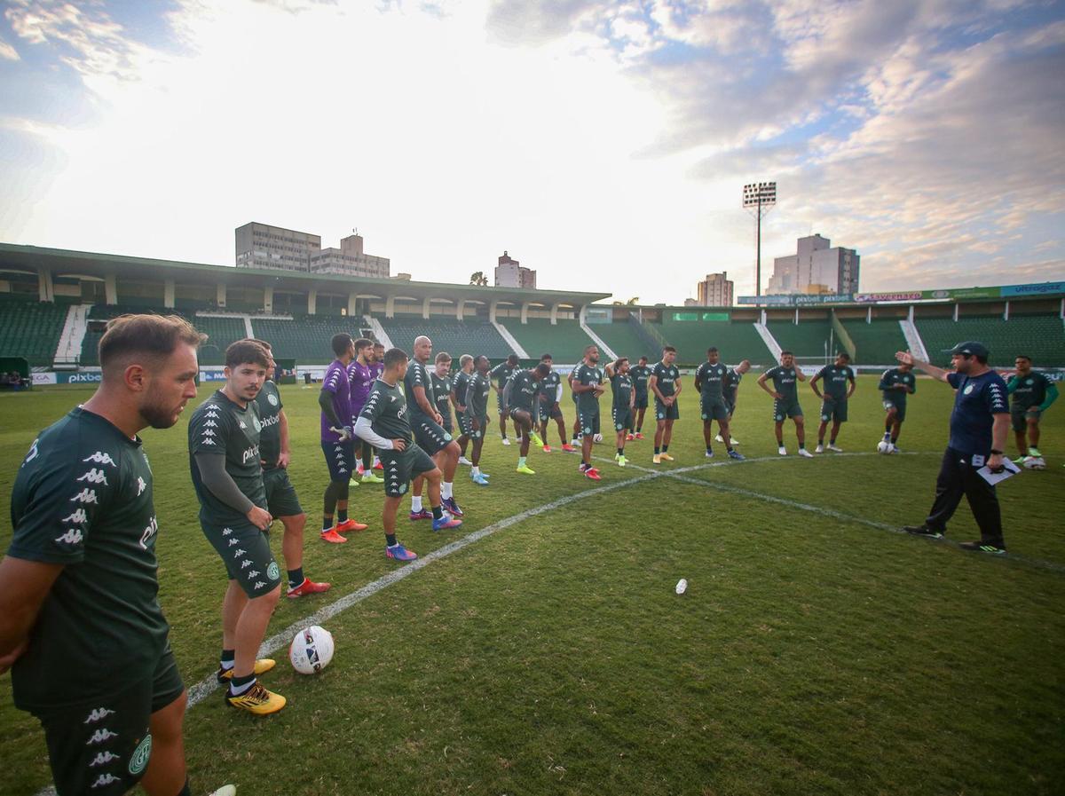 A falta de gols, faz Daniel Paulista conversar com o elenco com o objetivo de passar tranquilidade aos jogadores (Matheus Morastegan/Guarani FC)