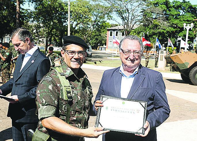 O presidente-executivo do jornal, Ítalo Hamilton Barioni, com o diploma (Gustavo Tilio)