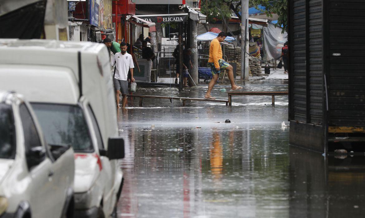 A prefeitura do Rio recomenda que a população não se desloque pelas regiões mais atingidas pela chuva (Agência Brasil)