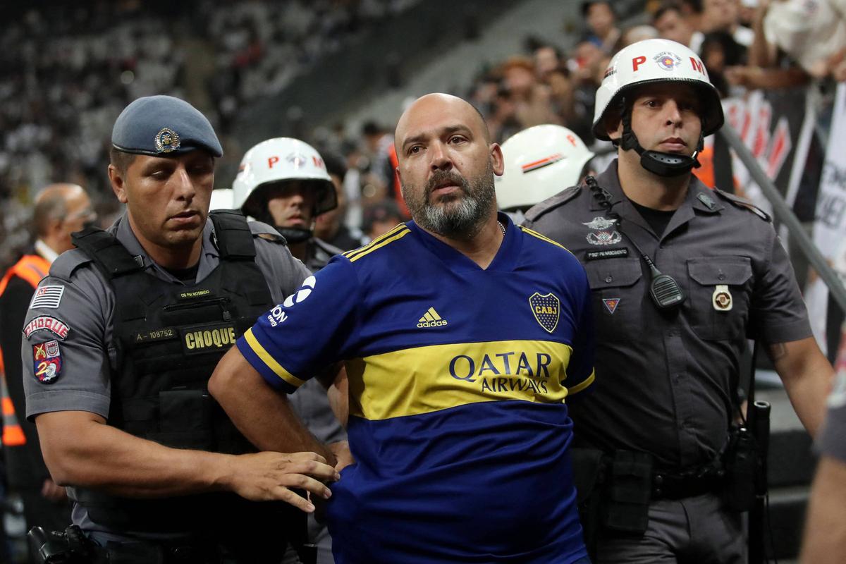 Torcedor do Boca Juniors é retirado do jogo com o Corinthians após imitar um macaco (Reprodução)