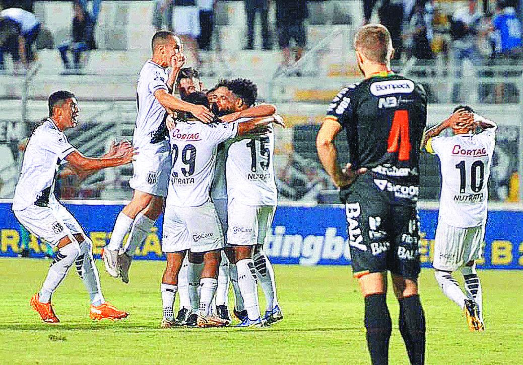 Jogadores comemoram o primeiro gol da da equipe, marcado pelo lateral direiro Norberto diante do Brusque (Álvaro Jr./PontePress)