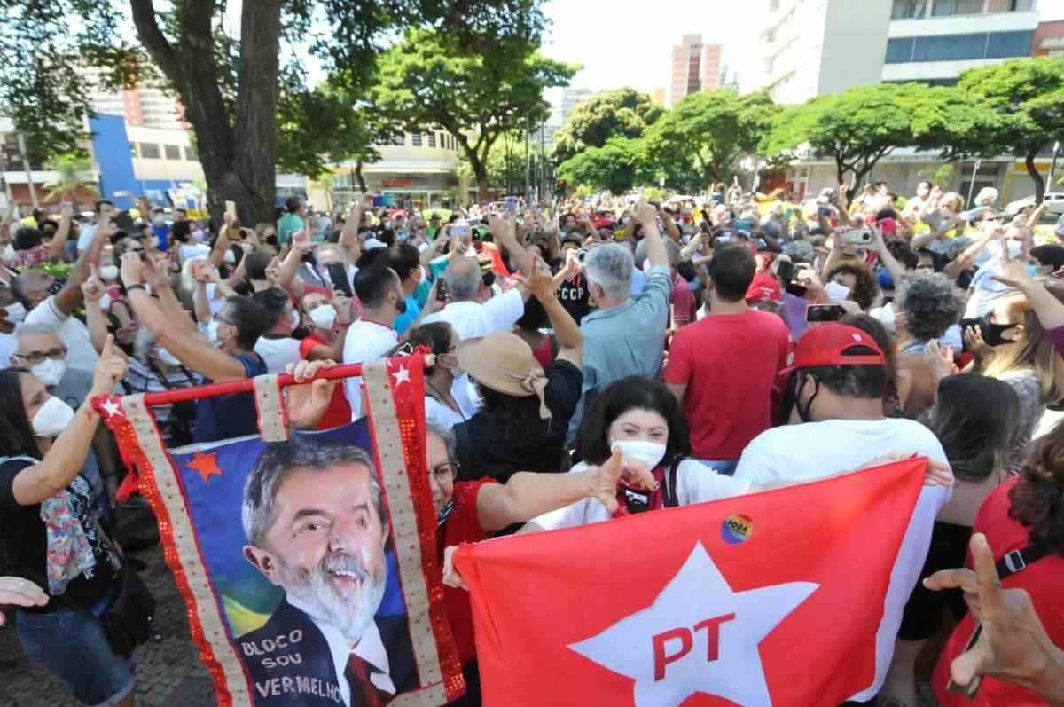 Apoiadores de Lula se concentram no Pacaembú: discurso foi focado nos problemas econômicos atuais (Divulgação)