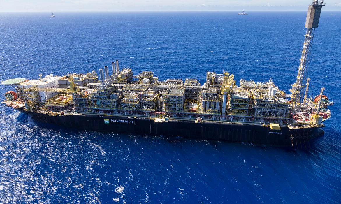 Plataforma tem capacidade de processar até 180 mil barris de óleo (Andre Ribeiro/ Agência Brasil)