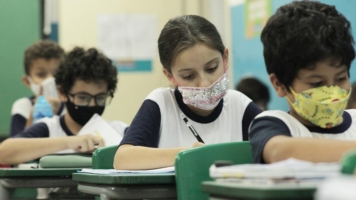 Estudantes de Campinas em sala de aula com as máscaras que previnem doenças: para a médica infectologista Raquel Stucchi proposta que tramita na Câmara é “uma leviandade” (Kamá Ribeiro)