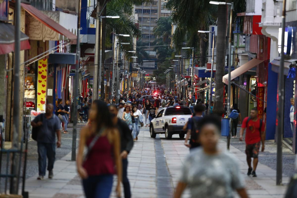 Para os economistas, a crise política interna e a guerra no Leste europeu são as causas principais para a frustração na retomada da economia (Gustavo Tilio)