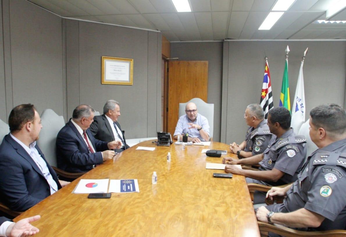 Prefeito e comandos da GM, PM e Polícia Civil (Manoel de Brito)