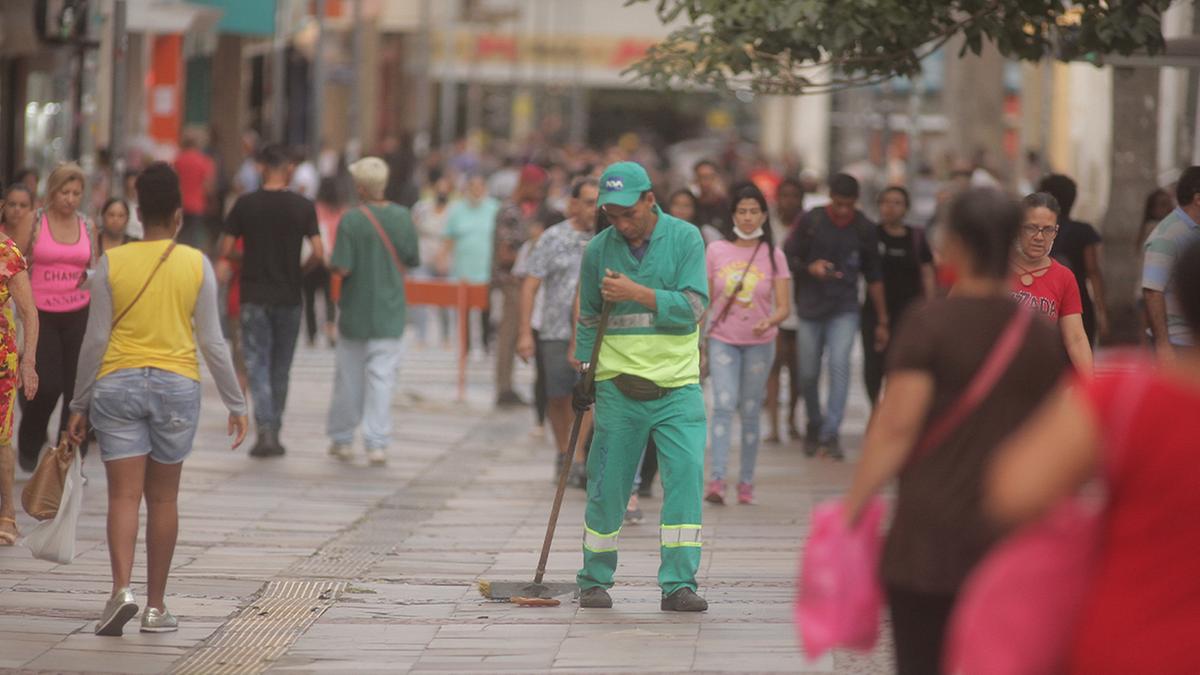 Funcionário da companhia de limpeza pública varre o calçadão da Rua 13 de Maio no Centro de Campinas; nos próximos 30 meses, 526,4 mil toneladas de lixo devem ser recolhidas (Kamá Ribeiro)