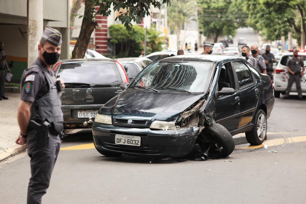 Policiais militares dão apoio a um acidente de trânsito em Campinas; de acordo com o levantamento da Emdec, os homens responderam por 88,1% dos óbitos do ano passado (Fotos:Kamá Ribeiro)