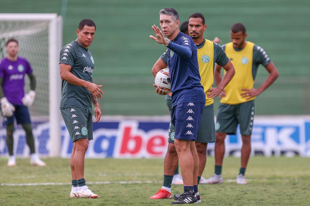 Ben-Hur Moreira comanda mais um treinamento do Guarani enquanto segue como treinador interino (Thomaz Marostegan / Guarani FC)