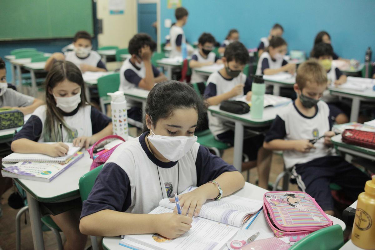 Crianças em sala de aula de escola municipal; emenda alterou ideia original e, se lei for sacionada, apenas crianças com vacinação completa serão desobrigadas do uso de máscara (Kamá Ribeiro)