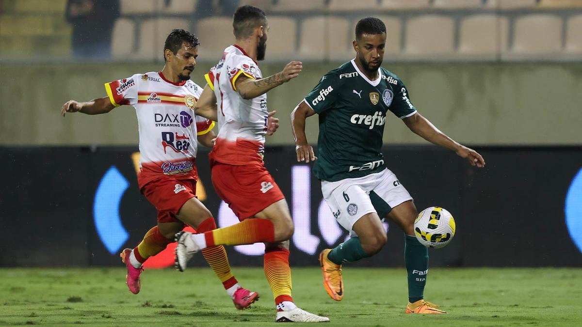 Jorge, do Palmeiras, disputa bola com o jogador do Juazeirense durante partida de ida da Copa do Brasil (Cesar Greco)