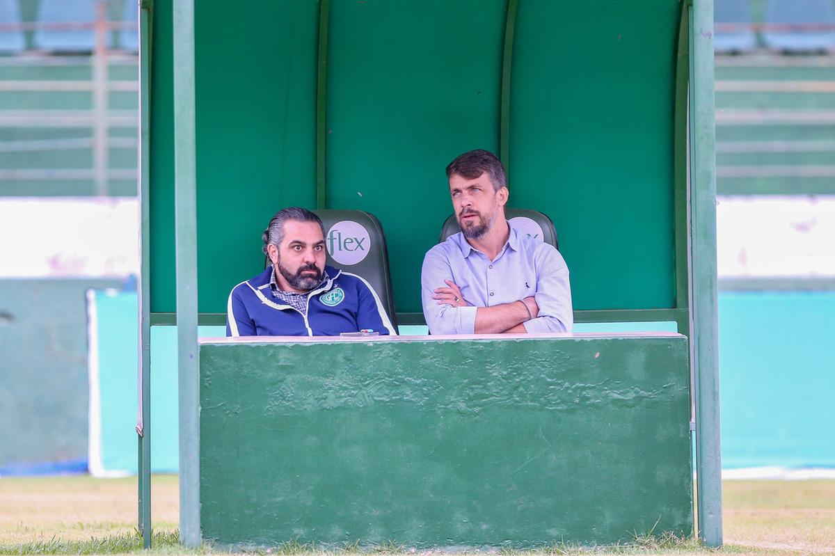 Ricardo Moisés e o superintendente de futebol Michel Alves debatem sobre futuro técnico do Guarani (Thomaz Marostegan/Guarani FC)