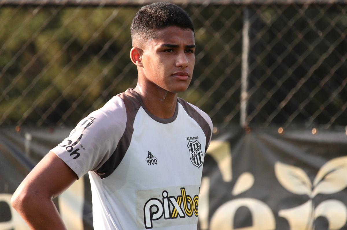 Aos 19 anos, Jean Carlos figura no elenco profissional desde o começo de 2021; lateral conta com apoio de Hélio dos Anjos (Diego Almeida / PontePress)