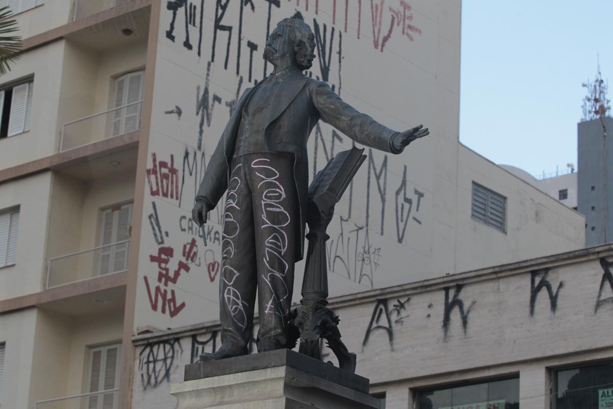 Os monumentos de Carlos Gomes, de Bento Quirino e de Campos Sales são alguns exemplos dos que foram pichados e o de Hércules Florence está sujo e sem iluminação: uma caminhada pelo Centro confirma a triste situação (Ricardo Lima)
