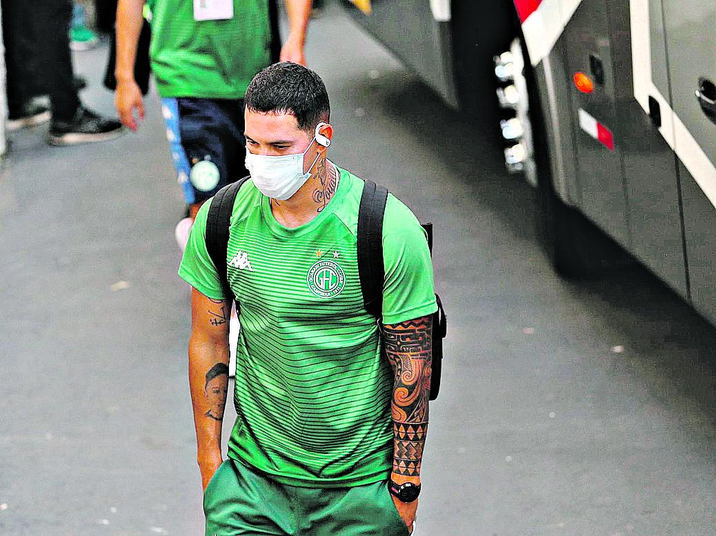 Giovanni Augusto se preparando para embarcar no ônibus do Guarani; jogo contra o Vasco será na Amazônia (Thomaz Marostegan/Guarani FC)