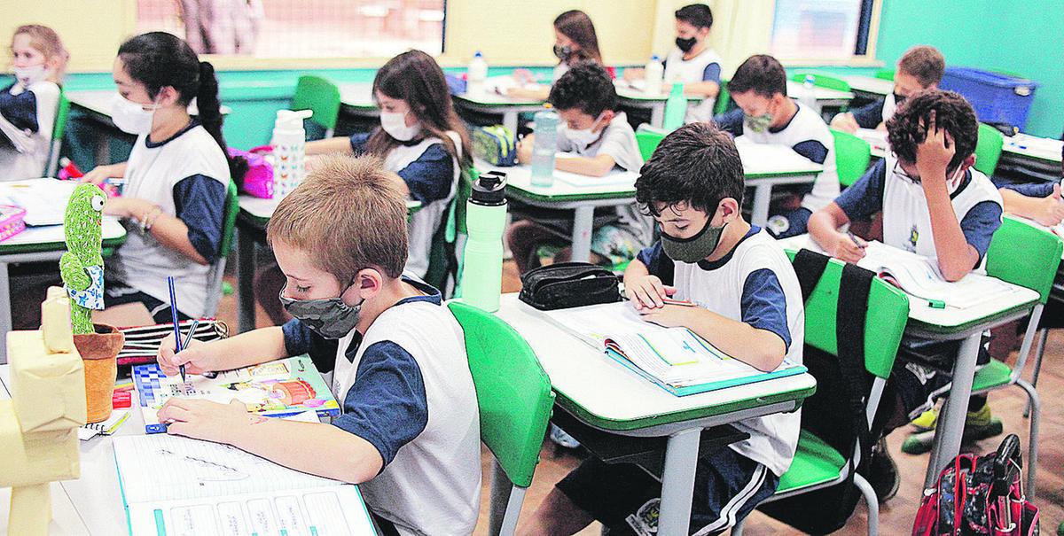 Alunos na sala de aula da rede municipal com as máscaras: Saúde alega que ida à escola é obrigatória, diferentemente de outros locais, como festas, que dependem da decisão dos responsáveis (Kamá Ribeiro)