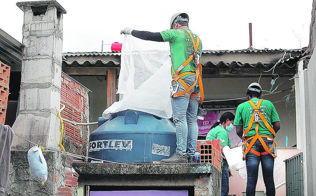 Funcionários fazem higienização de caixa d’água: Saúde alerta que a população precisa ajudar no combate (Kamá Ribeiro)