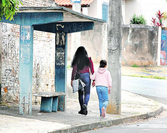 Pedestres caminham próximo a um ponto de ônibus em Campinas: nada escapa do crime (Gustavo Tilio)