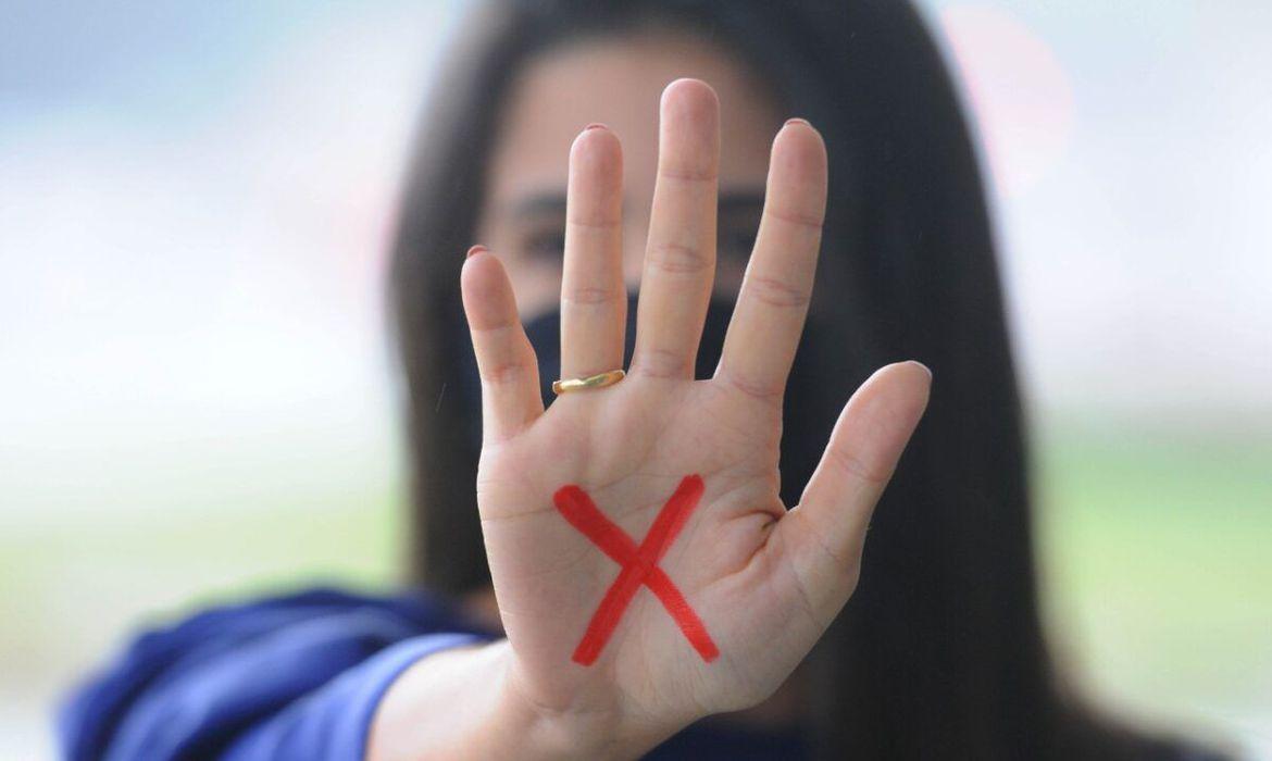Com a implantação do programa Código Sinal Vermelho, a mulher poderá mostrar um sinal na mão aberta para pedir socorro (Agência Brasil)