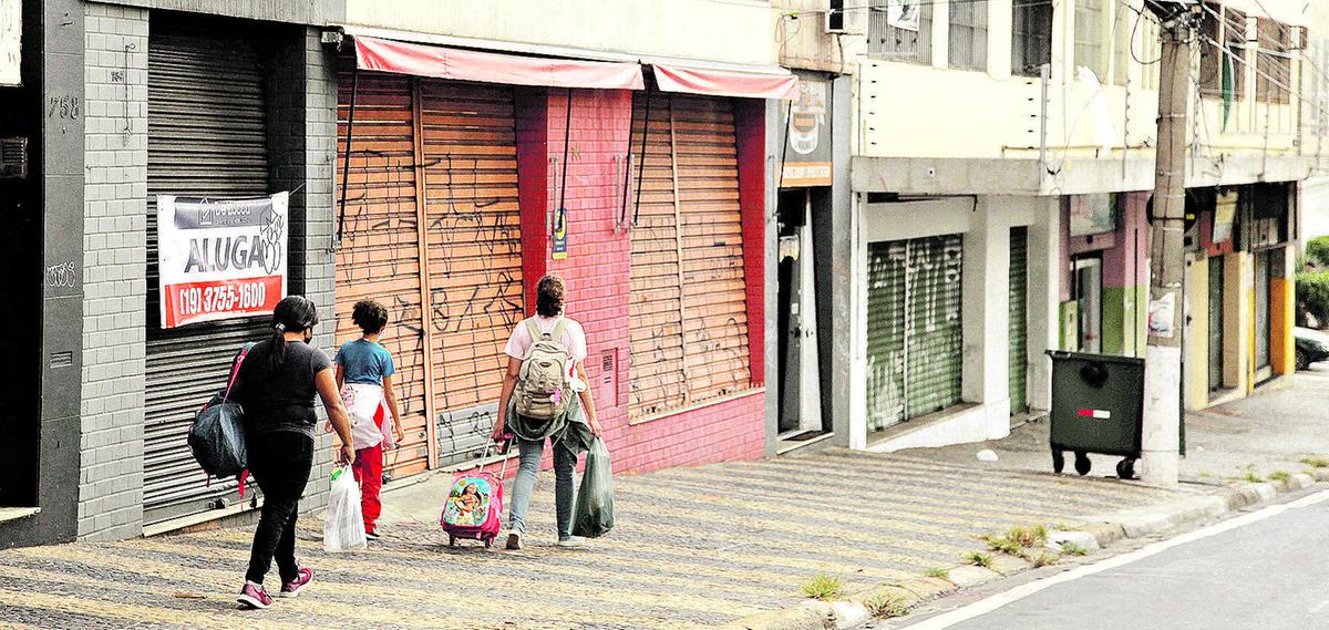Na Avenida Moraes Salles, pedestres passam em frente de inúmeros imóveis comercias fechados, com portas pixadas, que passam sensação de abandono e degradação (Kamá Ribeiro)