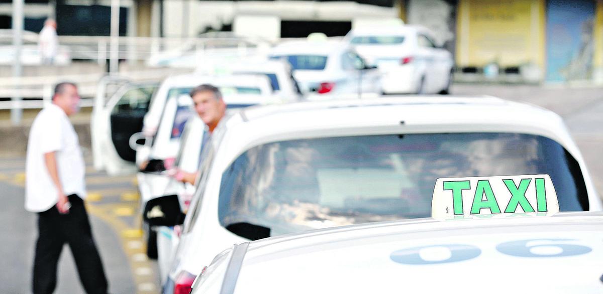 Fila de táxis nas imediações da Rodoviária de Campinas: motoristas com mais de 30 anos de profissão estão insatisfeitos com o aumento concedido pela Prefeitura de Campinas (Gustavo Tilio)