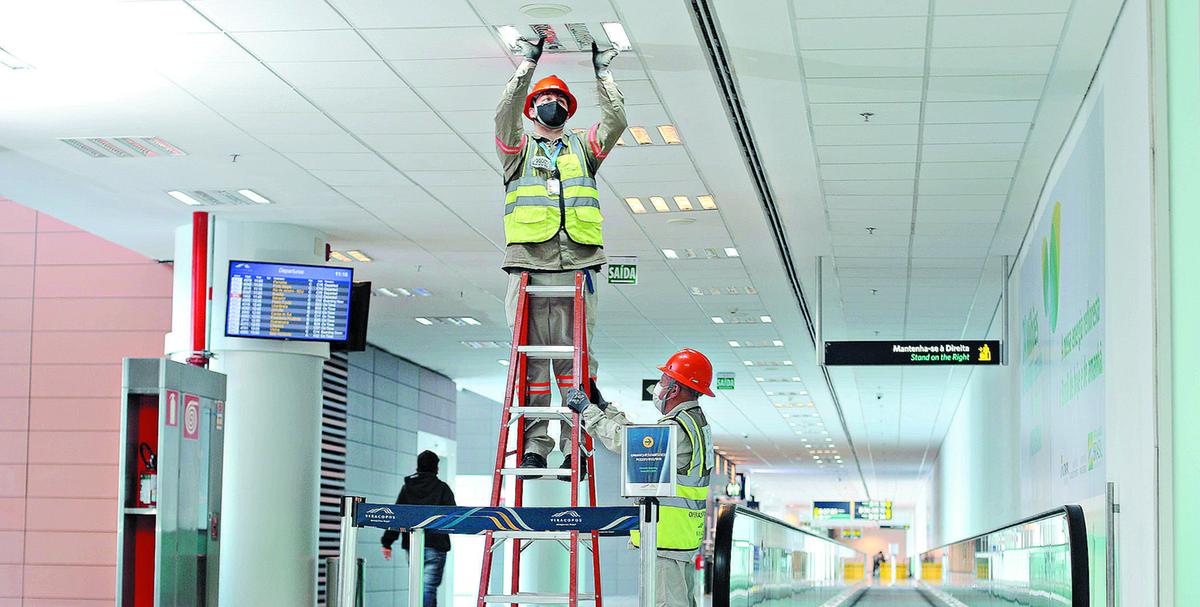 Quase 20 mil lâmpadas de vapor metálico do complexo aeroportuário já foram substituídas por 10 mil LED desde que o programa ambiental foi iniciado em 2015, diminuindo a emissão de CO2 em 332 toneladas ao ano (Ricardo Lima)
