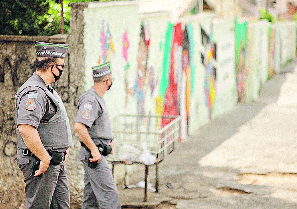 Policias militares realizam a vigilância próximos à escola atacada no Jardim Florence na última quarta-feira (Kamá Ribeiro)