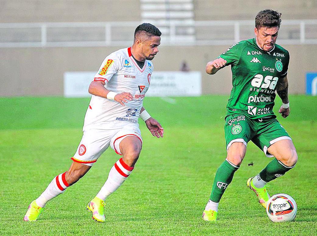 Júlio Cessar domina a bola em lance da partida contra o Tombense na tarde desse sábado, em Muriaé (Victor Souza/Tombense FC)