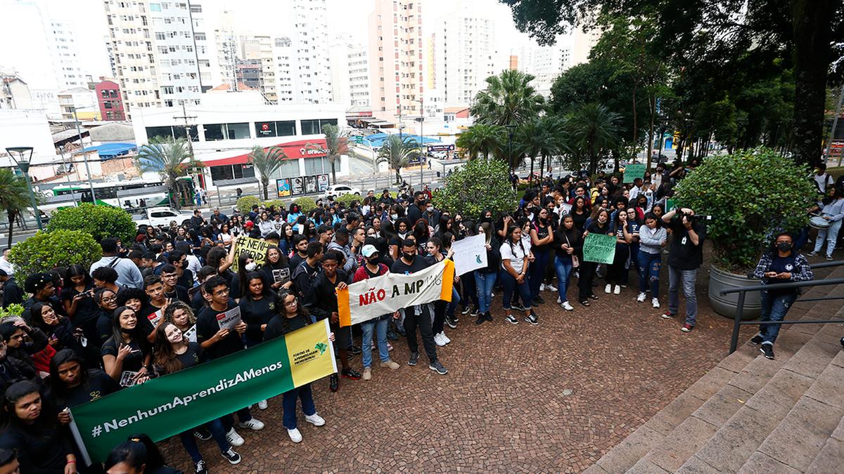 Cerca de 400 jovens aprendizes se reuniram no Largo do Rosário, no Centro de Campinas, e percorreram as ruas até o Paço Municipal (Gustavo Tilio)
