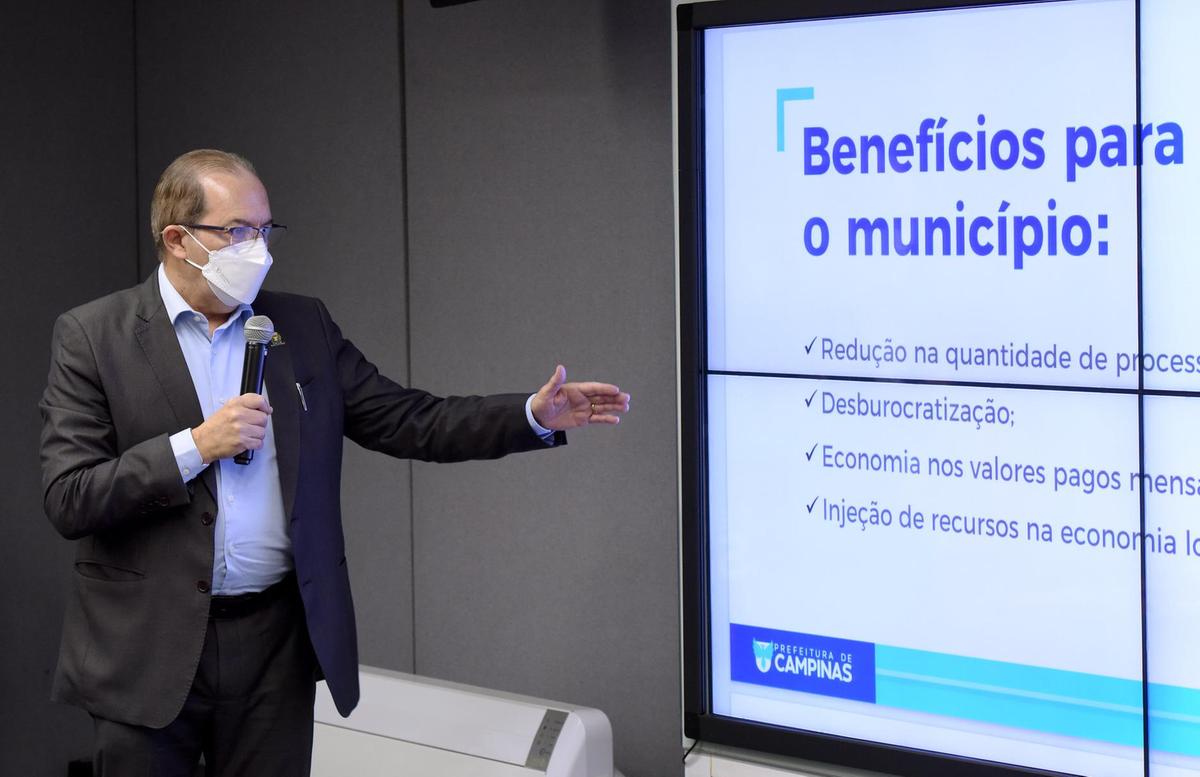 Secretário municipal de Finanças, Aurílio Sérgio Costa Caiado, faz apresentação dos benefícios do programa (Carlos Bassan)