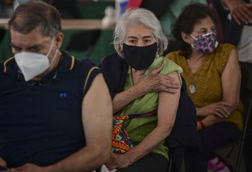 Mulher que acabou de ser vacinada na Cidade do México nesta quarta-feira (17) (AFP)