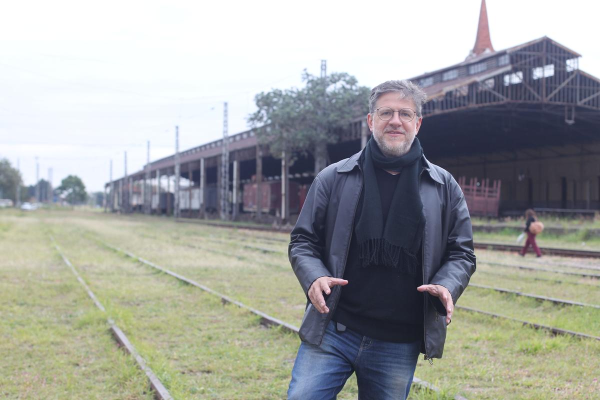 Fábio Muzetti explica que um grupo de arquitetos, incluindo Toninho, queriam transformar o Pátio Ferroviário em uma praça cívica interligada a trens vindos de várias regiões (Ricardo Lima)