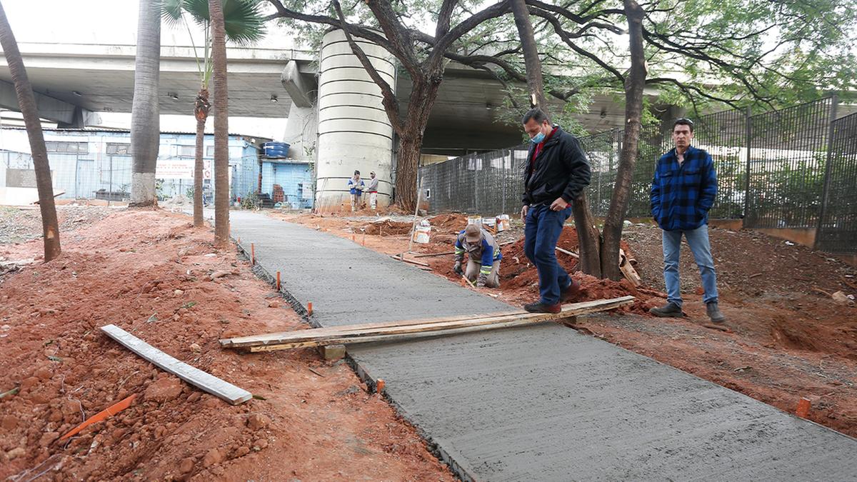 Caminho pelo qual pedestres poderão atravessar o terminal, após funcionamento das catracas, está sendo concretado (Gustavo Tilio)