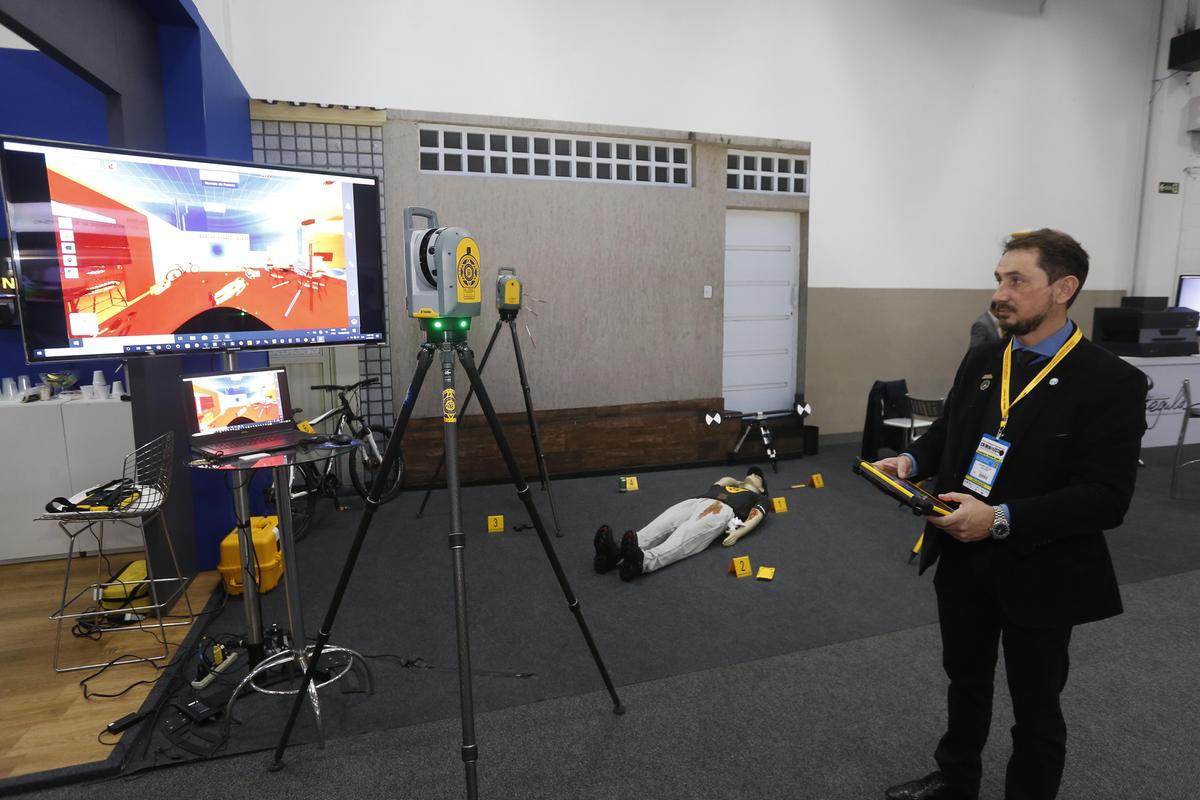 O perito criminal e presidente do Sindicato dos Peritos Criminais do Estado, Eduardo Becker, mostra as novidades tecnológicas do setor (Gustavo Tílio)