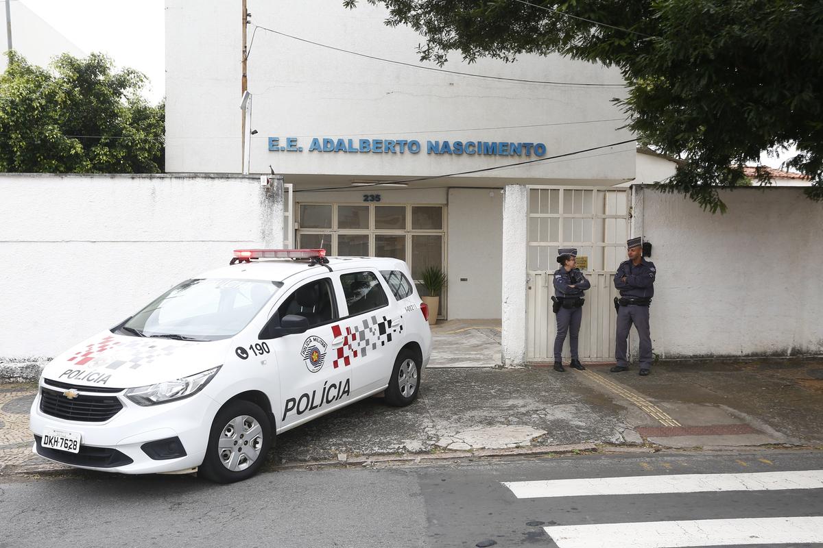 Policiais militares reforçaram a segurança em frente à Escola Estadual Adalberto Nascimento (Gustavo Tílio)