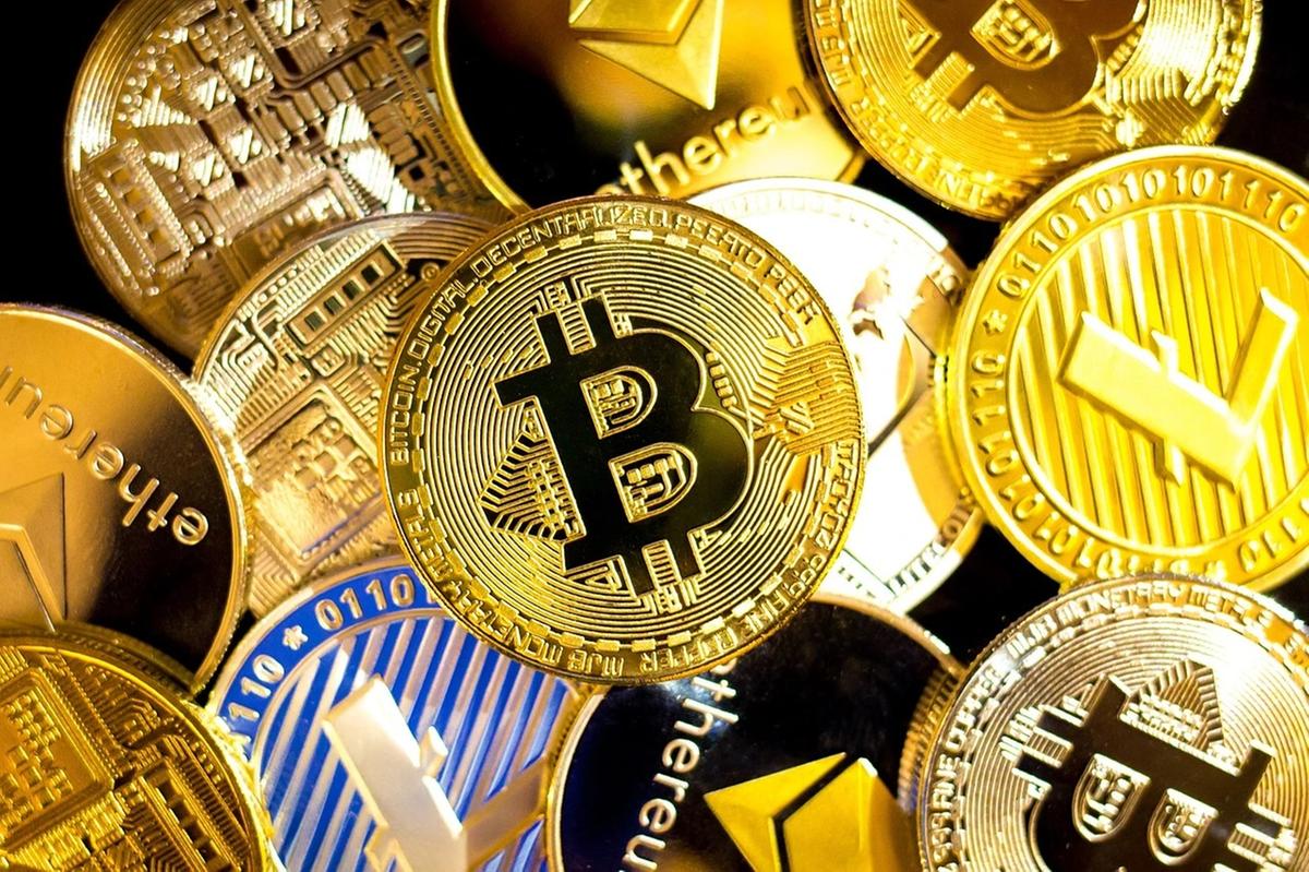 As Bitcoins e outras criptomoedas têm sofrido bastante nos últimos meses e acumulam grandes perdas de valor (Divulgação)