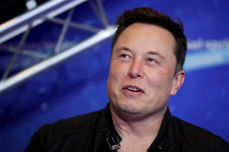 O bilionário Elon Musk decidiu rescindir o acordo para aquisição do Twitter, de acordo com documento publicado nesta sexta-feira, 8 (Hannibal Hanschke/Pool Photo via AP, File)