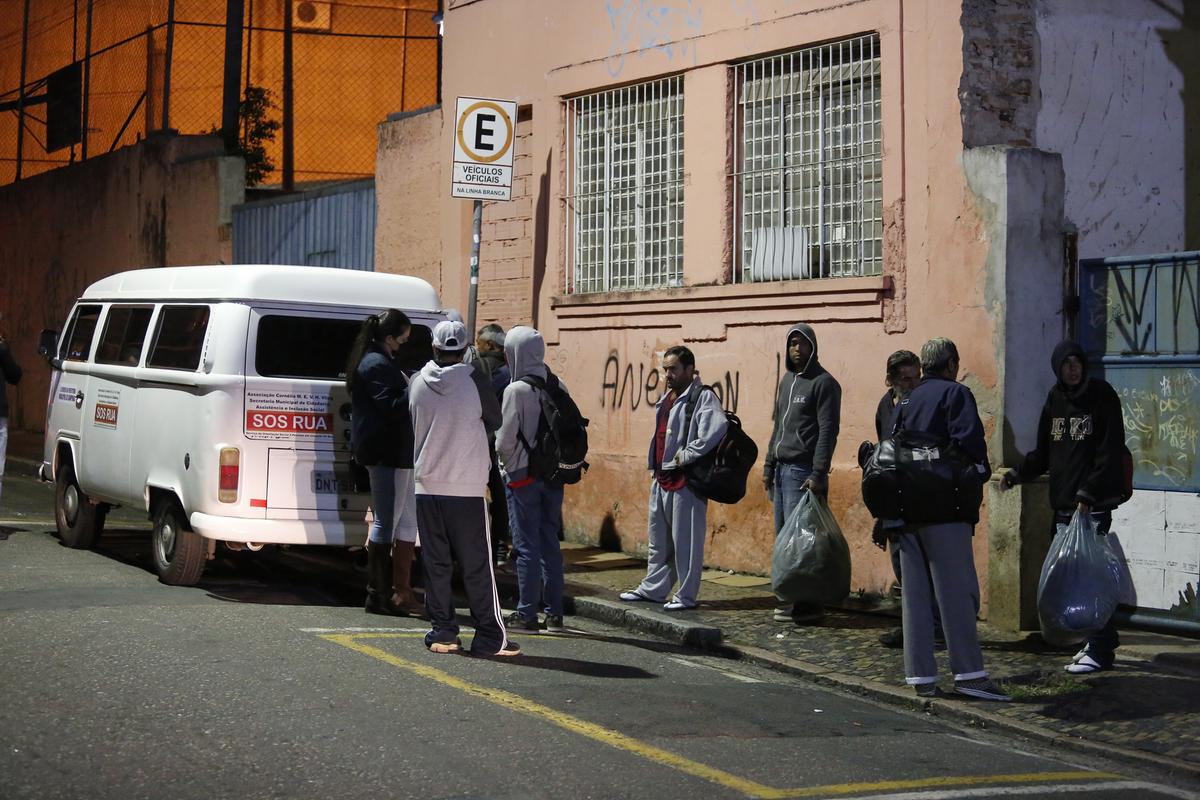 Equipe do SOS Rua durante abordagem de convencimento para acolhimento de moradores em situação de rua (Gustavo Tilio)